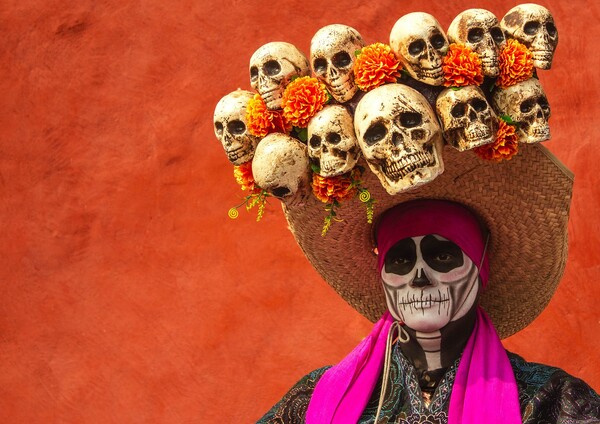 모자에 여러 개의 해골 모양을 한 멕시코인이 '망자의 날' 축제에 참석한 모습. [사진=픽사베이] 