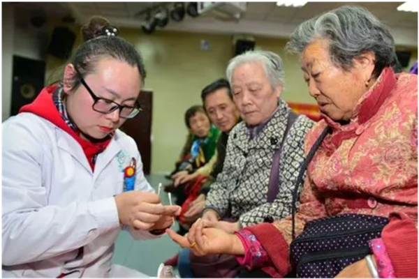 베이징에 소재한 한 병원에서 진찰을 받고 있는 중국의 노인들. 최근 급속하게 늘어나면서 국가 경제의 발전에 상당한 부담을 주고 있다.[사진=신화통신]