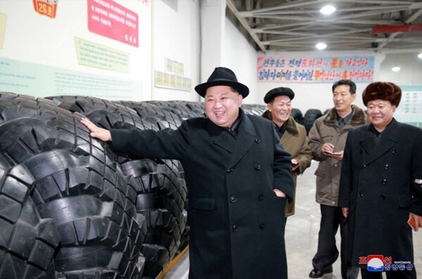 김정은 북한 국무위원장이 지난 2017년 12월 만포시에 있는 ‘압록강다이야공장’을 방문해 생산품을 살펴보고 있다. 이 곳은 북한의 대표적인 타이어 생산시설로 미사일발사차량 등에 쓰이는 특수타이어도 만든다. [사진=조선중앙통신]