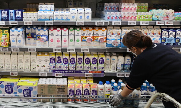 농림축산식품부는 우유가 포함된 7개 주요 품목의 담당자를 지정해 물가를 전담 관리하도록 할 계획이라고 밝혔다. 사진은 이날 서울 한 대형마트에 진열된 우유. [연합뉴스]