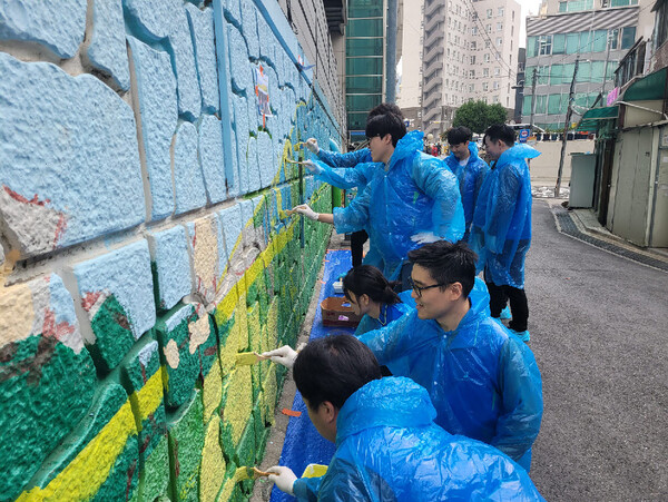 지난 3일, 동아쏘시오그룹 임직원들이 동대문구 휘경동 회기역 일대에서 벽화 그리기 봉사활동을 하고 있다.