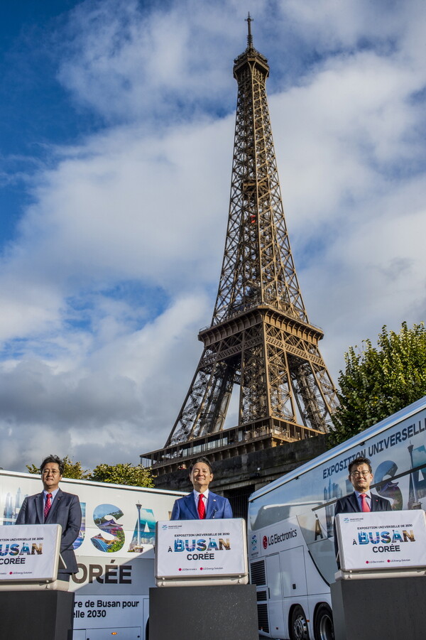 LG는 현지시간 6일 프랑스 파리에서 ‘부산엑스포 버스’를 공개했다. 이날 행사에는 LG전자 파리법인장 김혁기 상무(왼쪽부터), 장성민 대통령 특사, LG전자 홍보대외협력센터장 유원 부사장 등이 참석했다. [LG 제공=뉴스퀘스트]
