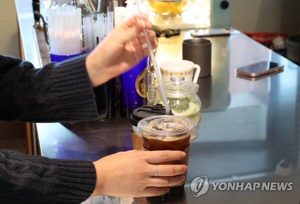 서울 시내 한 카페에서 일회용컵에 음료를 제공하는 모습. [연합뉴스]