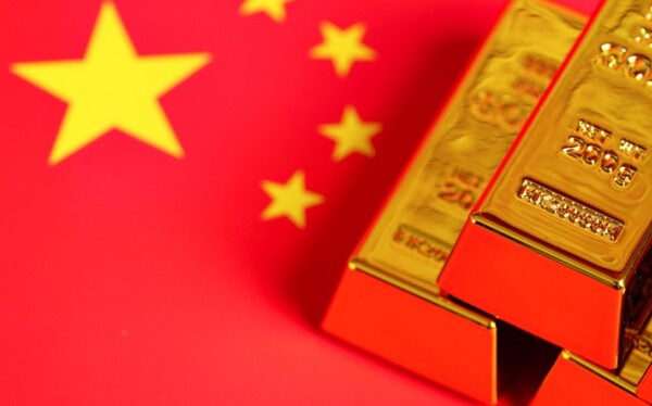 세계 최대 금 생산국인 중국이 국제 시장에서 금 사재기를 선도하고 있다. 전문가들은 그 이유에 대해 지정학적 불안으로 미국 달러화에 대한 의존도를 낮추려는 의도라고 분석했다. [사진=KITCO]