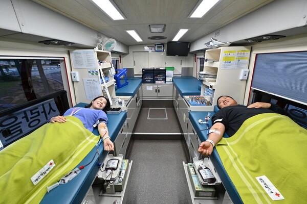 삼성전기 직원들이 지난 10월 31일 부산사업장에서 헌혈에 참여하고 있다. [삼성 제공=뉴스퀘스트] 