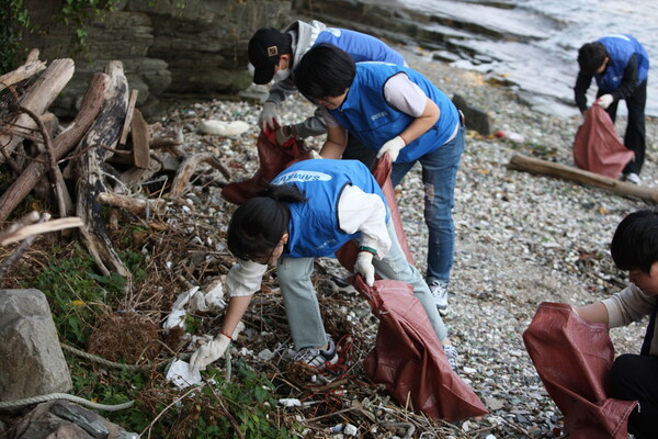 삼성중공업 임직원들이 지난 5일 경남 거제도 조선소 인근 해안에서 쓰레기 수거 봉사활동에 참여하고 있다. [삼성 제공=뉴스퀘스트]