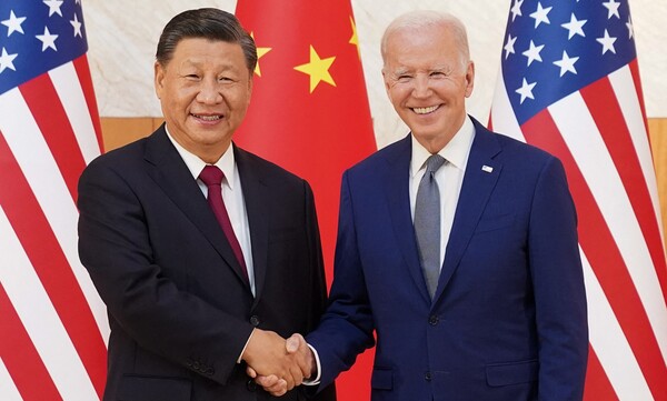 15일(현지시간) 서로 첨예한 대립을 벌여온 미국과 중국의 정상 회담이 세계의 관심을 끌고 있다. 전문가들은 또한 중국 경제가 과연 미국을 따라잡을 것인가? 하는 문제를 놓고 팽팽한 대립을 벌였다. [사진=로이터 연합통신]