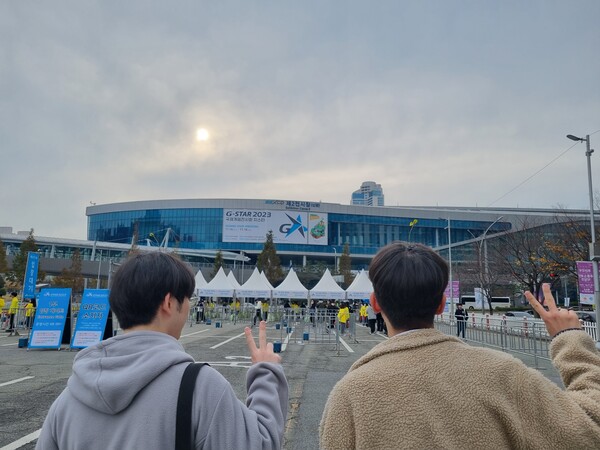 '2023 지스타' 개막 첫날 방문한 (왼쪽부터) 박승준군과 김희강군. (사진=김민우 기자)