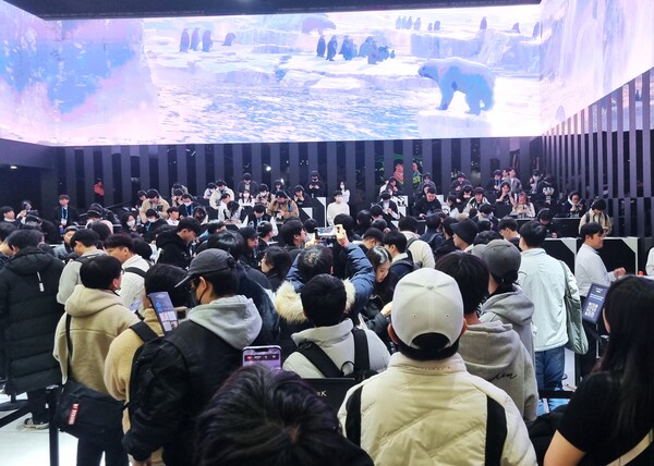 16일 '지스타 2023' 개막식날 '로스트아크 모바일'관을 참가한 관람객들. (사진=김민우 기자)