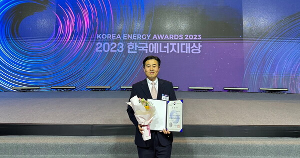 김지형 BAT코리아제조 공장장이 최근 진행된 ‘2023년 한국에너지대상’에서 산업통상자원부 장관 표창을 수상하는 모습. [BAT로스만스 제공=뉴스퀘스트]