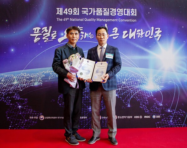 제49회 국가품질경영대회 시상식 사진.  윤석용 현대엘리베이터 CPO(오른쪽)와 박은제 품질담당. [현대엘리베이터 제공=뉴스퀘스트]
