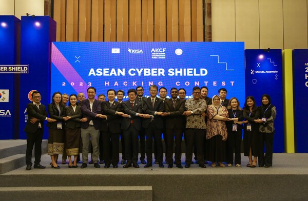 23일(현지시간) 인도네시아 자카르타에서 제1차 아세안 사이버쉴드(ASEAN Cyber Shield) 해킹방어대회 개회식이 개최됐다. 대한민국 및 일본의 주아세안대표부 뿐만 아니라 아세안 각국을 대표하는 대표단(NFP, National Focal Point)이 참석해 기념촬영을 하고 있다. [한국인터넷진흥원 제공=뉴스퀘스트]