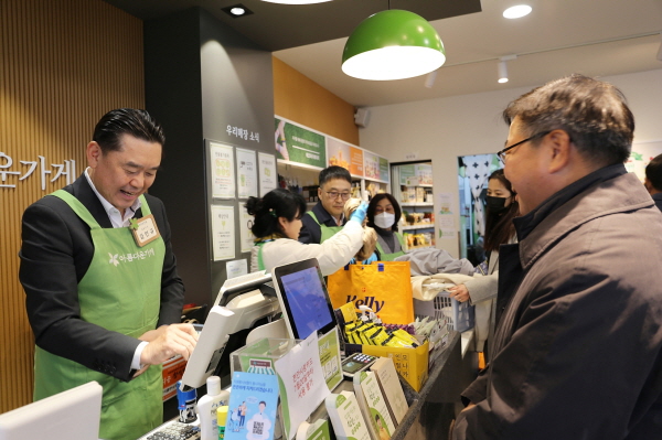 김인규 하이트진로 대표이사가 아름다운 하루 특별전에서 판매 봉사를 하고 있다. [사진=하이트진로]