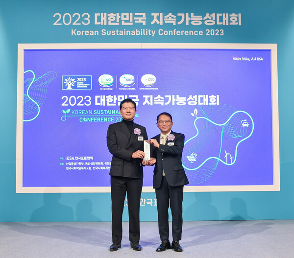 유석진 코오롱FnC 대표이사 사장(왼쪽)이 지난 24일 '2023 대한민국 지속가능성 대회'에서 최고경영자상을 수상하고 기념사진을 찍고 있다. [코오롱FnC 제공=뉴스퀘스트]