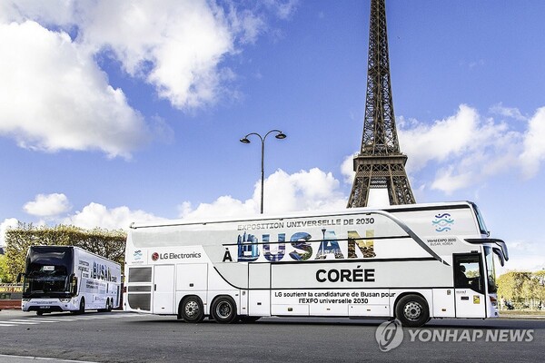 LG가 운영하는 부산 엑스포 유치 홍보 버스가 프랑스 파리의 주요 명소들을 순회하는 모습. [사진=LG전자 제공]