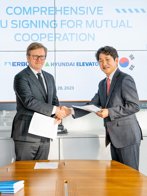 현대엘리베이터가 지난 28일(현지시각) 폴란드 바르샤바에서 '이알버드'와 우크라이나 재건 사업을 위한 업무협약을 체결했다. 사진은 (왼쪽부터) 야첵 레츠코브스키(Jacek Leczkowski) 이알버드 건설부문 부사장과 조철호 현대엘리베이터 해외영업2담당. [현대엘리베이터 제공=뉴스퀘스트]
