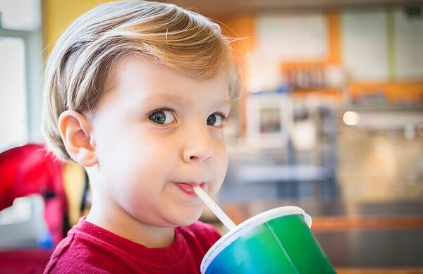 최근 연구에 따르면 탄산음료를 많이 마시는 어린이는 술과 약물에 중독될 가능성이 훨씬 높은 것으로 나타났다. [사진=픽사베이]