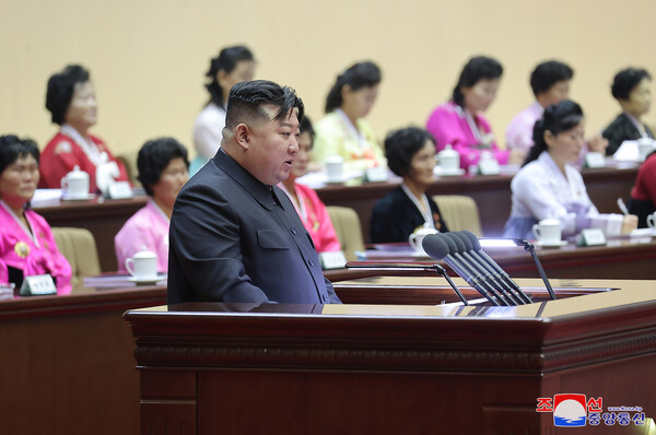 김정은 북한 국무위원장이 2일 평양에서 열린 5차 어머니대회에서 연설하고 있다. [사진=조선중앙통신]