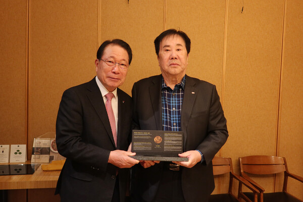 우오현 SM그룹 회장(오른쪽)이 유명환 한미동맹재단 이사장로부터 감사패를 받고 있다.