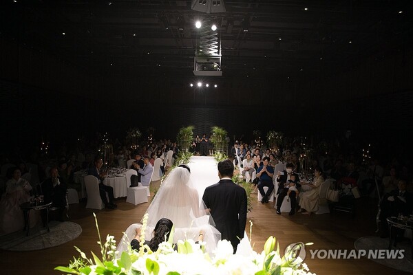HD현대 글로벌R&D센터에서 열린 사내 결혼식 모습. 사진은 특정 기사 내용과 관련 없음. [HD현대글로벌 제공=연합뉴스]