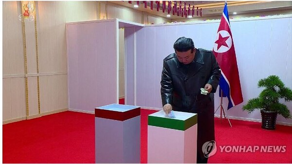 북한 김정은 국무위원장이 지난 11월 26일 룡성기계연합기업소에 마련된 지방인민회의 대의원 선거장에서 투표하고 있다.[사진=1조선중앙TV 화면/연합뉴스]