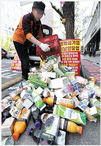 지난 2013년 5월 서울 중구 남대문로 남양유업 본사 앞에서 남양유업대리점연합회 회원들이 제품을 쌓아놓고 대리점에 대한 물량 떠넘기기와 폭언 파문에 항의하는 시위를 벌이고 있다. [사진=연합뉴스]