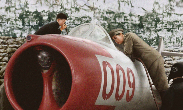 북한 김일성이 6.25전쟁 중이던 1952년 6월 소련이 제공한 미그-15전투기를 살펴보고 있다. 왼쪽은 아들 김정일(훗날 국방위원장). 북한은 지난 7월 정전협정 체결 70주년에 맞춰 발간한 화보집에 이 사진을 실었다. [사진=북한 화보]