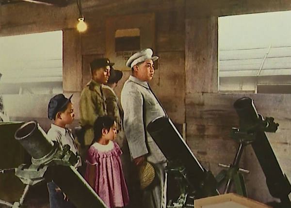 김일성이 1953년 8월 북한군 종합전람회장을 찾아 무기를 살펴보고 있다. 어린 아들 김정일과 딸 경희를 대동한 모습이 눈길을 끈다. [사진=조선중앙TV 캡처]