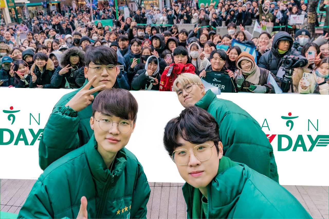 하나은행은 최근 서울 중구 명동 사옥 외부에 조성된 '하나 플레이 파크'에서 e스포츠팀 T1의 '2023 리그오브레전드 국제대회' 우승을 기념해 팬들과 소통하는 '하나 T1 데이'를 열었다고 18일 밝혔다. T1의 '구마유시' 이민형 선수(사진 왼쪽 상단부터 시계 방향으로), '오너' 문현준 선수, '제우스' 최우제 선수, '페이커' 이상혁 선수가 하나은행이 진행한 '하나 T1 데이' 이벤트를 마치고 팬들과 함께 사진을 찍고 있는 모습. [하나은행 제공=뉴스퀘스트]