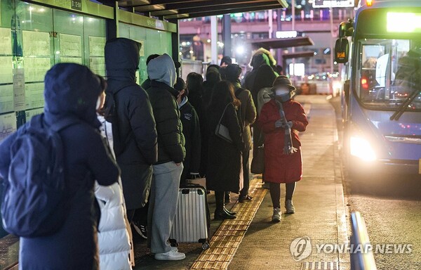 20일 오후 9시를 기해 서울 전역에 한파경보가 발효된 가운데 서울 중구 서울역 앞 버스환승센터에서 두꺼운 외투를 입은 시민들이 버스를 기다리고 있다. [사진=연합뉴스]