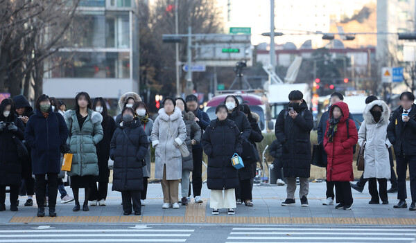 서울 광화문광장에서 시민들이 두꺼운 옷차림을 한 채 보행신호를 기다리고 있다. [사진=연합뉴스]