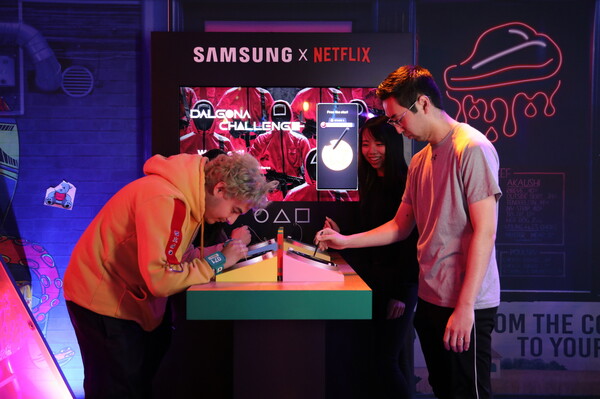 참가자들이 갤럭시 S23 울트라의 S펜으로 디지털 달고나 게임을 즐기고 있다. [삼성전자 제공=뉴스퀘스트]