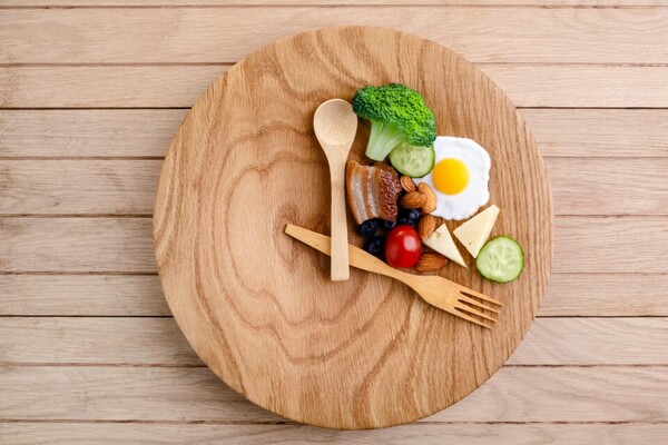 최근 새로운 연구에 따르면 간헐적 단식의 일종인 ‘간헐적 에너지 제한’(IER: intermittent energy restriction) 다이어트가 식욕을 억제해 비만 예방에 효과적이라고 한다. [사진=어스닷컴]