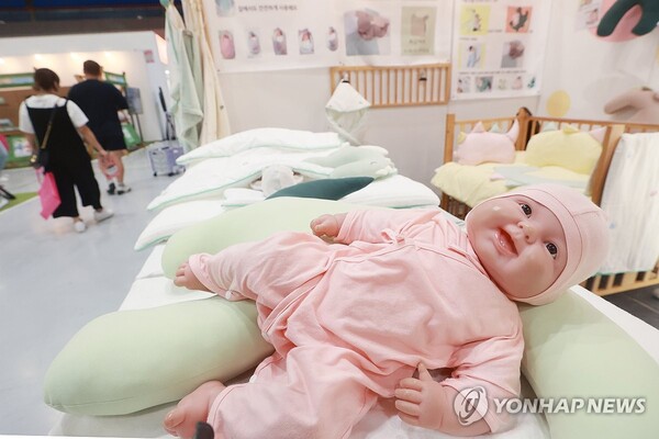 서울 강남구 코엑스에서 열린 한 유아용품 전시회에서 참관객들이 전시장을 둘러보고 있다. [사진=연합뉴스]