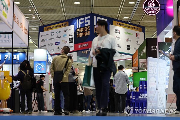 지난 10월 서울 코엑스에서 열린 IFS 프랜차이즈 창업박람회에서 관람객들이 부스를 둘러보고 있다. [사진=연합뉴스]