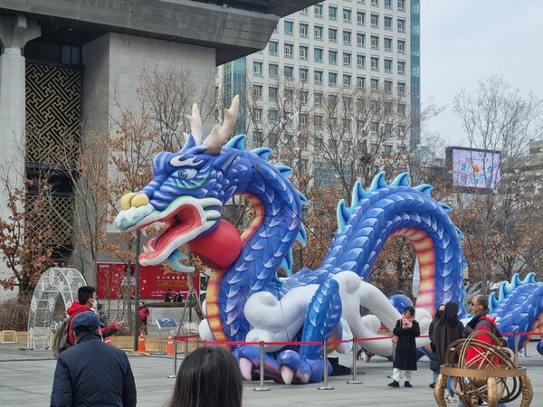 '갑진년'(甲辰年) 새해가 밝았다. 갑진년은 '청룡'을 의미하는 해다. 광화문 광장에 청룡을 상징하는 모형이 전시돼 있다. [사진=김민우 기자]