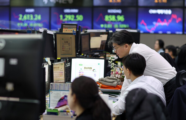 증권업계는 갑진년 새해 주목해야 할 종목으로 삼성전자, SK하이닉스, 네이버 3종목을 지목했다. 반도체 업황 개선과 인공지능(AI) 산업의 성장세가 이들 종목의 주가 상승을 이끌 것으로 전망됐다. 하나은행 딜링룸. [사진=연합뉴스]