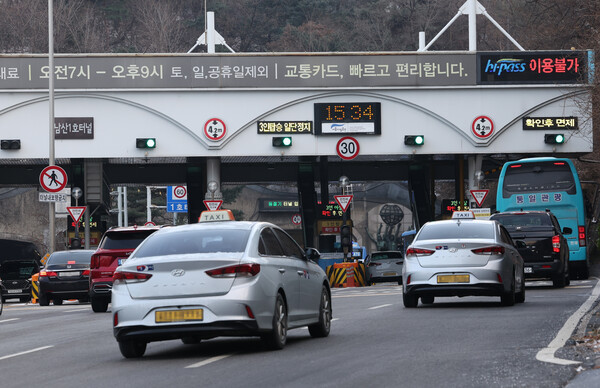 서울시가 남산 1·3호 터널 혼잡통행료를 도심 방향 차량에만 징수하기로 했다. 1호터널을 지나는 차량들. [사진=연합뉴스]