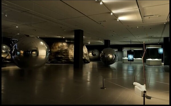 지난 2022년 국립현대미술관에서 열린 '대지의 시간' 전시회에는 가벽을 없애고 대신 구형의 반사체 '에어볼'을 놓아 폐기물을 최소화 했다.[사진=국립현대미술관]