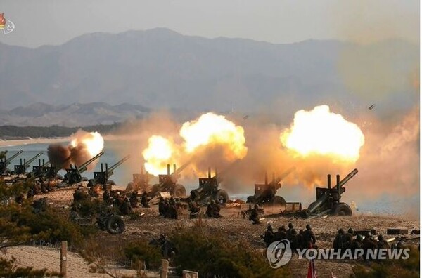 북한 포병부대의 포격 장면. [사진=조선중앙TV/연합뉴스]