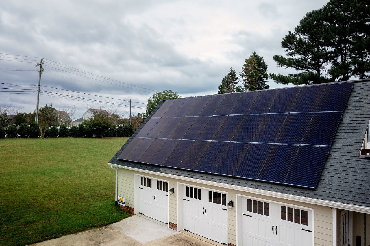 미국 노스캐롤라이나 지역의 한 차고에 한화큐셀 태양광 모듈 '큐피크 듀오 블랙'이 설치돼 있다. [사진=한화큐셀]