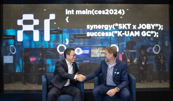 SKT 유영상 사장(사진 왼쪽), Joby Aviation 조벤 비버트(JoeBen Vevirt) CEO(사진 오른쪽)가 CES 2024에 마련된 ‘SK ICT 패밀리 데모룸’에서 기념 촬영을 하고 있다. [SKT 제공=뉴스퀘스트]
