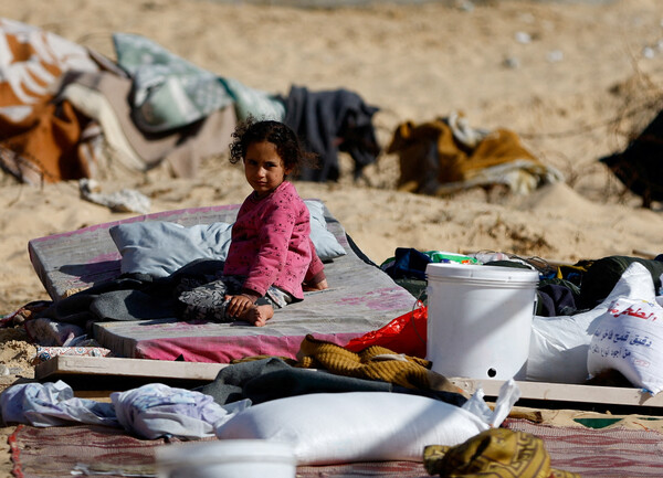 가자지구 남부 라파의 텐트 난민캠프에 팔레스타인 어린이가 앉아 있다. 얼마 남지 않은 안전 지역에 엄청난 수의 피란민이 몰려들면서 가자지구의 인도주의적 위기가 심화하고 있다. [로이터=연합뉴스]