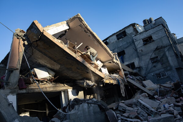 가자지구 남부 칸 유니스에서 주민들이 이스라엘의 공습으로 파괴된 건물에 올라가 실종자를 수색하고 있다. [EPA=연합뉴스]