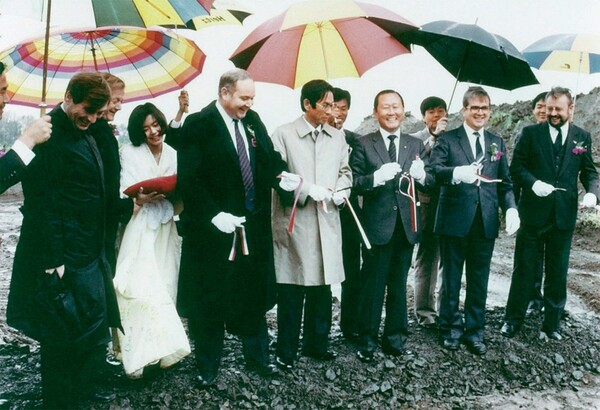 1986년 독일 GSE사 합작 공장 기공식에 참석한 구자학(앞중 오른쪽 세번째) 선대회장. [사진=아워홈 제공]