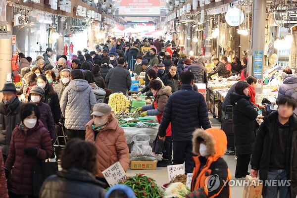설 명절을 앞두고 성수품 사과·배 등의 소비자가격을 60% 이상 인하한다. 서울 청량리 청과물 도매시장을 찾은 시민들이 장을 보고 있다. [사진=연합뉴스]