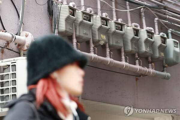정부가 지난해 유예했던 취약계층 전기요금 인상분을 1년 더 유예하기로 했다. 서울시내 주택가 전기계량기. [사진=연합뉴스] 