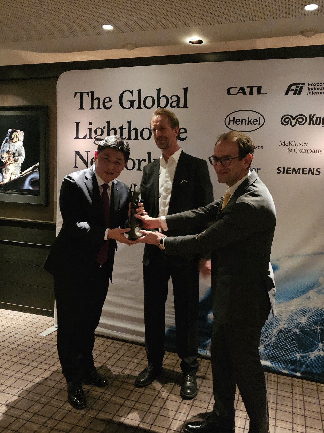한국수자원공사는 최근 스위스 다보스에서 열린 세계경제포럼(WEF) '글로벌 등대 어워드'를 수상했다고 16일 밝혔다. 문숙주 한국수자원공사 수도부문장(사진 왼쪽). [한국수자원공사 제공=뉴스퀘스트]