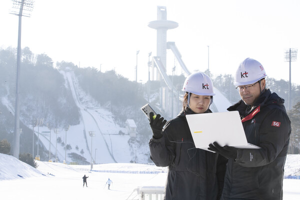 KT 네트워크 전문가가 2024 강원 동계청소년올림픽대회에 활용되는 통신 장비를 점검하고 있다. [KT 제공=뉴스퀘스트]