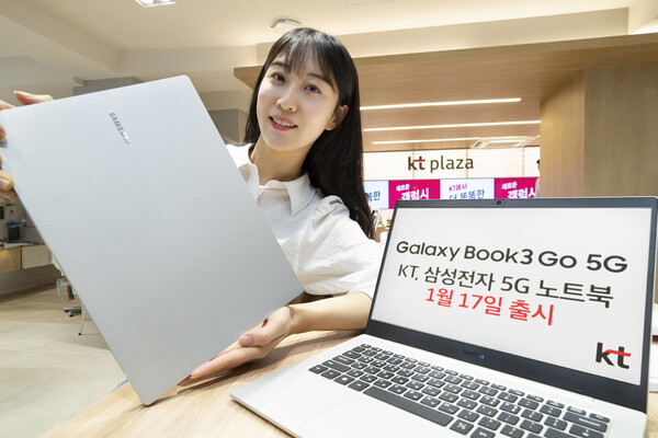 홍보 모델이 KT 매장에서 갤럭시북3 GO 5G를 소개하고 있다. [KT 제공=뉴스퀘스트]